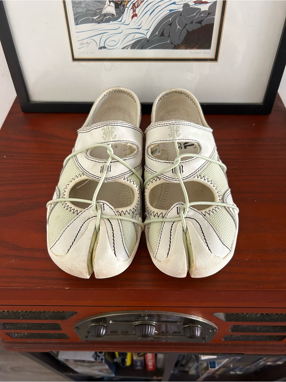 Rare! Royal Elastics split toe tabi shoes - women's 8